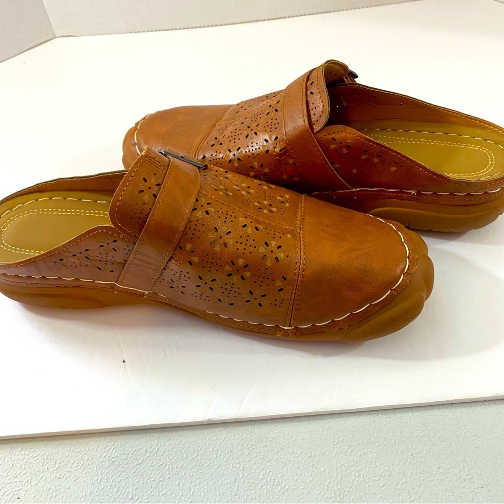 Women’s fashion wedge sandals. Unbranded polyurethane side buckle 9.5-10